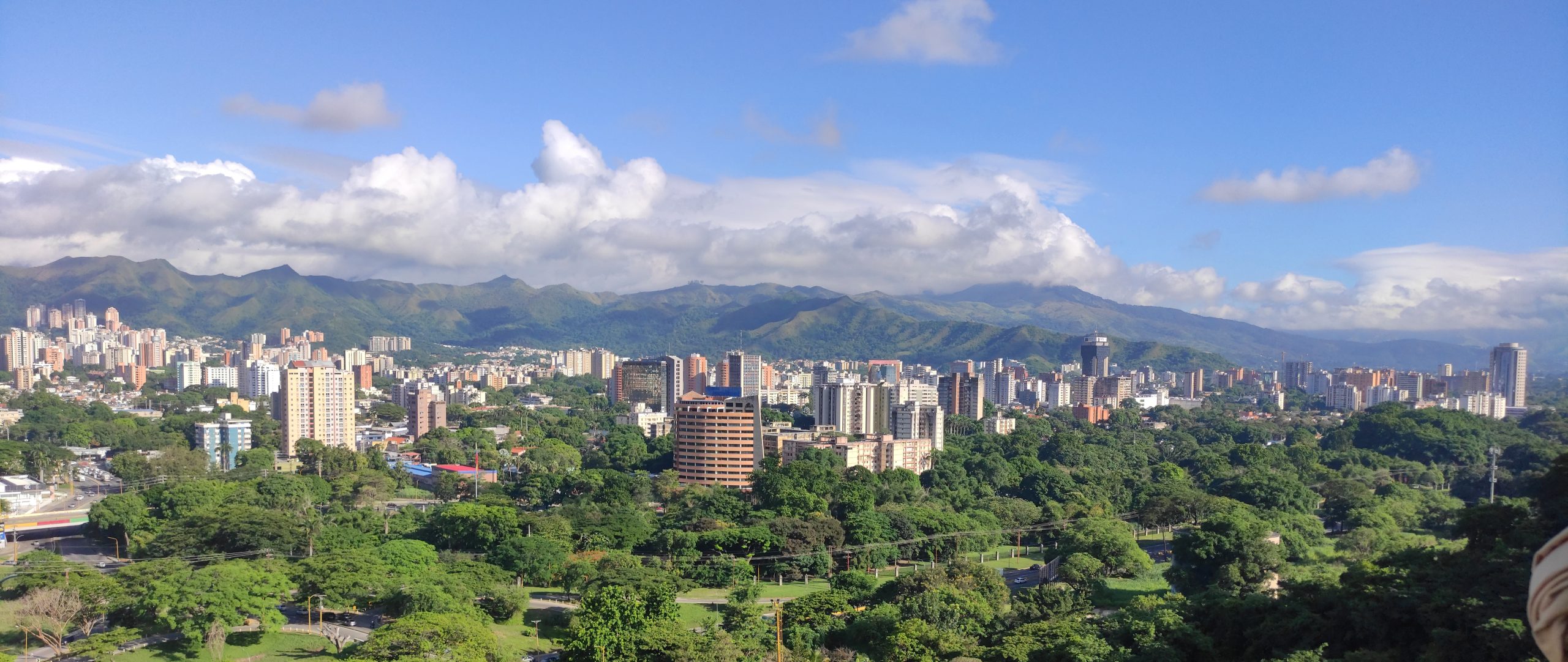 Vista_de_la_ciudad_desde_las_urbanizacion_las_chimeneas.