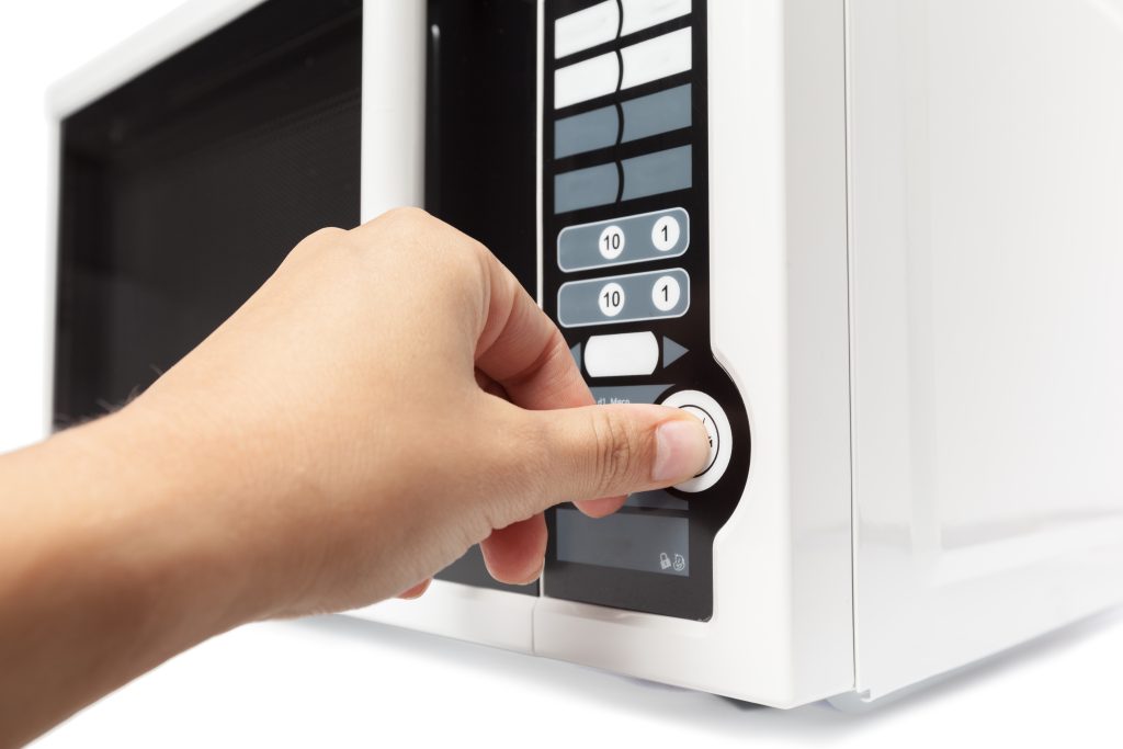 Horno microondas causando interferencia de señal Wi-Fi de 2.4 GHz en la cocina.